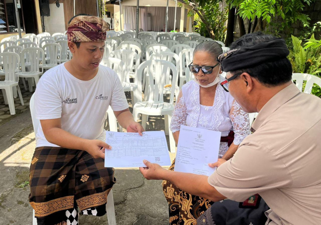 Smartvillage Desa Dalung Penyerahan KK Baru dan Akta Kematian kepada Perwakilan Keluarga di Banjar Untal-Untal